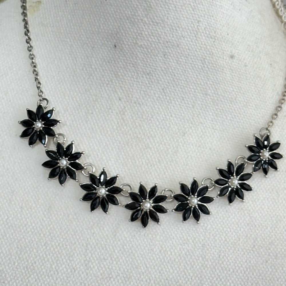 Elegant Black and Silver Floral Necklace and Earring Set - Picture 5 of 5